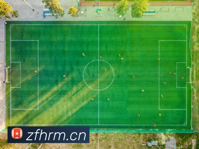 原创 李玮锋公开炮轰王钰栋！直言队友不传球他就摊手抱怨，谁惯他这种臭毛病